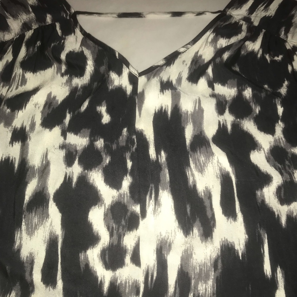 💎 Flutter Sleeve Top💎 - Picture 3 of 4